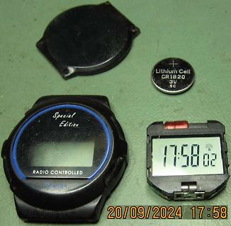 Zerlegte Digitaluhr mit CR1620 Knopfzelle