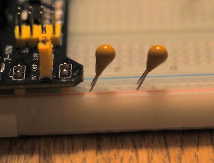 Elektrolytkondensatoren auf einem Breadboard