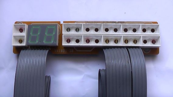 Leiterplatte mit 7-Segment-Anzeige und Flachbandkabeln