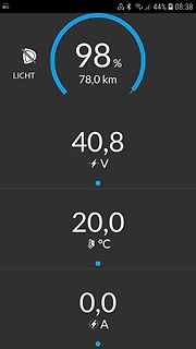 App-Interface mit Batteriestatus und Messwerten