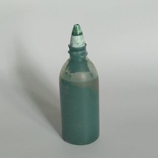 Grüne Flasche mit Tropfaufsatz