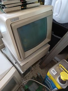Alter HP Monitor und Computergehäuse in einer Werkstatt