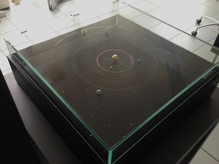 Modell eines Sonnensystems unter Glasabdeckung