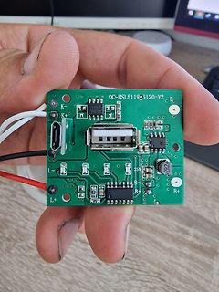 Grüne Leiterplatte mit USB-Anschluss und Lötstellen