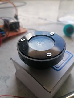 Rundes Bauteil auf weißem Karton