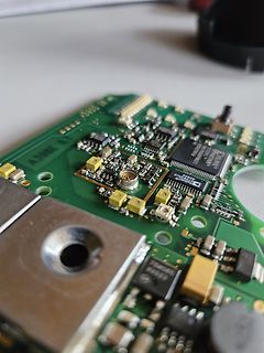 Nahaufnahme einer Leiterplatte mit integriertem Chip