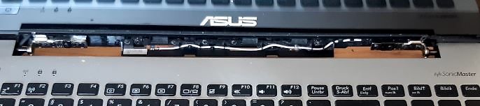 Geöffnetes ASUS Laptop Gehäuse und Tastatur