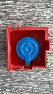 Roter Gehäuseteil mit blauem Bauteil