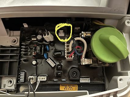 Innenansicht einer elektronischen Platine mit Drehregler