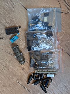 Diverse Elektronikkomponenten und Steckverbinder auf Holzuntergrund