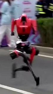 Roboter in roter Kleidung beim Laufen