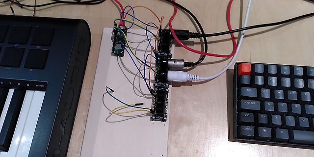 Freie Verdrahtung mit Mikrocontrollern auf Holzbrett