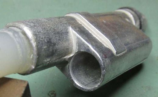 Nahaufnahme eines metallischen Bauteils oder Rohrs
