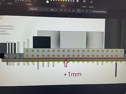 Abfotografierter Bildschirm einer CAD-Software mit PCB-Layout