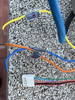 Bunte Kabel und Steckverbindung auf rauer Oberfläche
