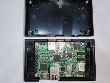 Geöffnetes Elektronikgehäuse mit Leiterplatte