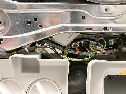 Elektrische Anschlüsse an einem Fahrzeugrahmen