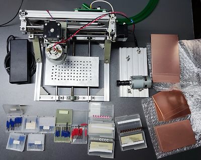 CNC-Fräse, Werkzeuge und Material auf Arbeitstisch