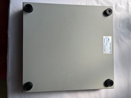 Unterseite eines Geräts mit Typenschild