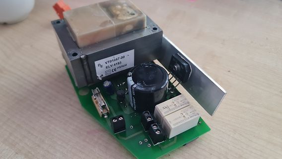 Netzteil-Leiterplatte mit Transformator und Kondensatoren