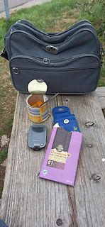 Tasche, Dose, Blutzuckermessgerät und Schokolade auf Holztisch