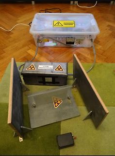 Experimenteller Aufbau mit Hochspannung und Röntgenstrahlung