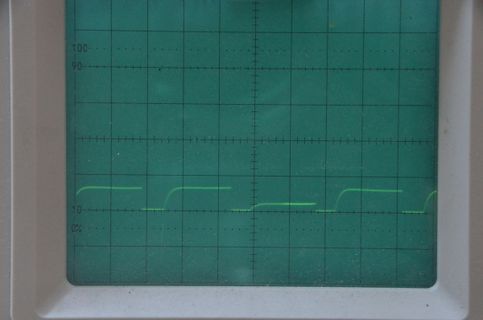 Abfotografierter Oszilloskop-Bildschirm mit Rechtecksignal