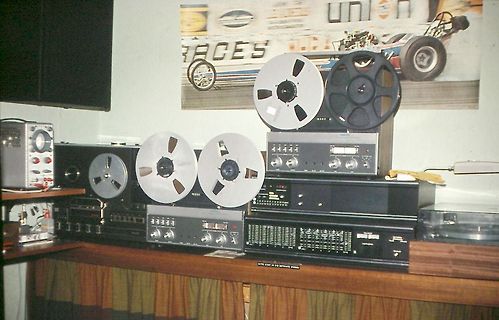 Diverse alte Tonbandgeräte und HiFi-Komponenten