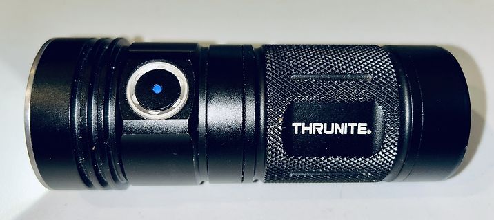 Schwarze ThruNite Taschenlampe