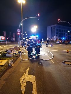 Feuerwehr im Einsatz bei nächtlichem Einsatz auf Straße