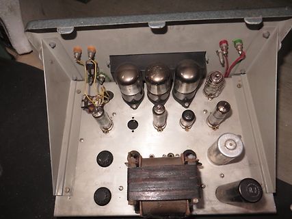 Innenansicht eines Röhrenverstärkers oder Radiogeräts