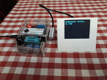 Komponententester mit Display auf karierter Tischdecke