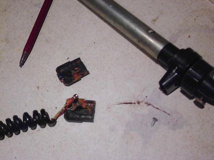 Defekte Elektronikbauteile und Kabel auf Tisch