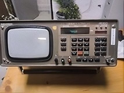 Altes elektronisches Messgerät mit Bildschirm und Tasten