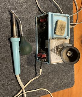 Lötkolben und ein altes Netzteil oder Gerät