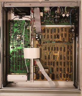 Innenansicht eines elektronischen Geräts mit mehreren Leiterplatten