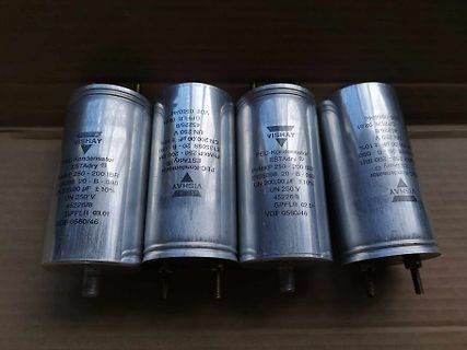 Vier Vishay Elektrolytkondensatoren