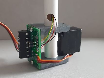 Aufbau einer Leiterplatte mit LEDs und Kabeln
