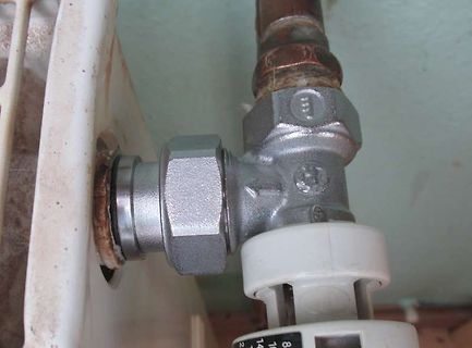Metallarmatur an einem Gerät