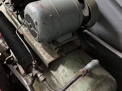 Elektromotor auf Kompressor mit Kühlrippen