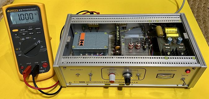 Multimeter und Konstantstromquelle auf Werkstattunterlage