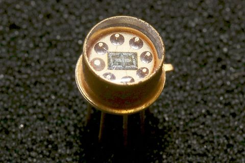 Geöffnetes metallisches Bauteil mit Silizium-Die