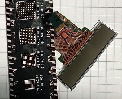 LCD-Display mit Flexkabel auf Lineal