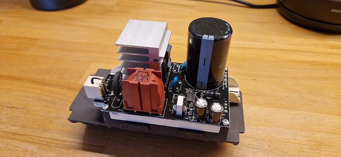 Netzteil-Leiterplatte mit Kühlkörper und Elektrolytkondensator
