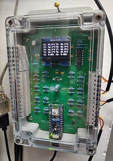 Elektronik-Projekt in Kunststoffgehäuse mit Display und Mikrocontroller