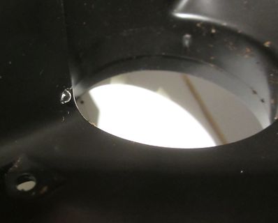 Nahaufnahme einer kreisförmigen Öffnung in einem schwarzen Gehäuse