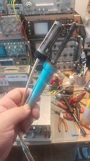 Lötkolben in einer Elektronik-Werkstatt