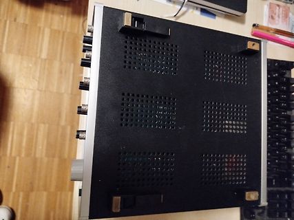 Unterseite eines elektronischen Geräts mit Lüftungsschlitzen
