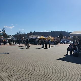 Menschenmenge auf einem Marktplatz oder Festplatz