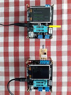 Zwei Leiterplatten mit LCD-Displays und IR-Komponenten